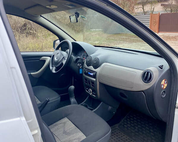 Білий Дачія Sandero, об'ємом двигуна 1.15 л та пробігом 186 тис. км за 3250 $, фото 14 на Automoto.ua