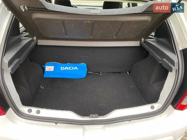 Белый Дачия Сандеро, объемом двигателя 1.39 л и пробегом 191 тыс. км за 5200 $, фото 12 на Automoto.ua