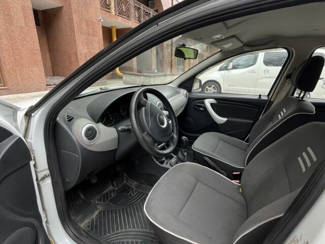 Білий Дачія Sandero, об'ємом двигуна 1.1 л та пробігом 185 тис. км за 4000 $, фото 5 на Automoto.ua