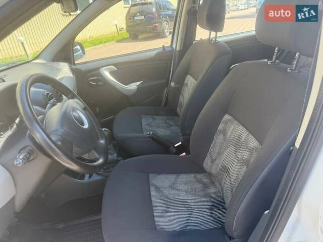Білий Дачія Sandero, об'ємом двигуна 1.2 л та пробігом 220 тис. км за 4250 $, фото 9 на Automoto.ua