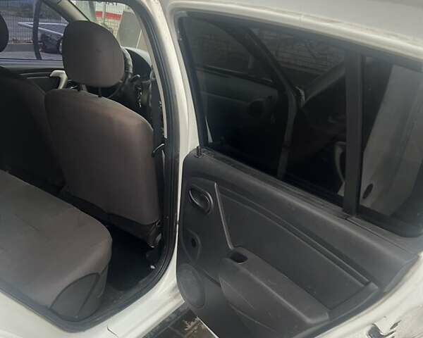 Белый Дачия Сандеро, объемом двигателя 1.15 л и пробегом 190 тыс. км за 3700 $, фото 7 на Automoto.ua