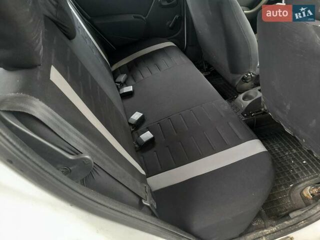 Білий Дачія Sandero, об'ємом двигуна 1.15 л та пробігом 256 тис. км за 2550 $, фото 8 на Automoto.ua