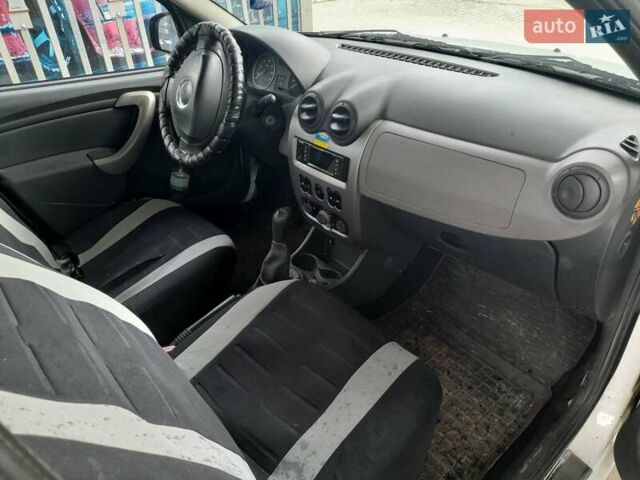 Білий Дачія Sandero, об'ємом двигуна 1.15 л та пробігом 256 тис. км за 2550 $, фото 6 на Automoto.ua