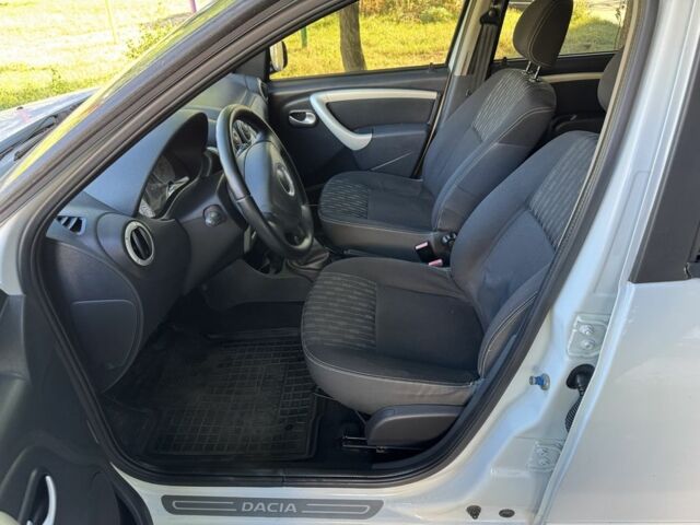 Дачия Сандеро 2012 в Кролевце на Automoto.ua Белый Дачия Сандеро, объемом двигателя 1.6 л и пробегом 180 тыс. км за 6300 $, фото 13 на Automoto.ua