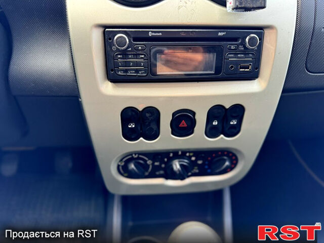 Білий Дачія Sandero, об'ємом двигуна 1.2 л та пробігом 235 тис. км за 3500 $, фото 11 на Automoto.ua
