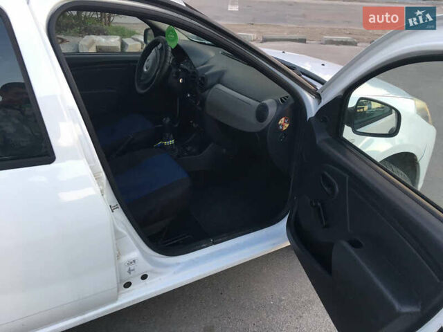 Белый Дачия Сандеро, объемом двигателя 1.1 л и пробегом 185 тыс. км за 4200 $, фото 11 на Automoto.ua