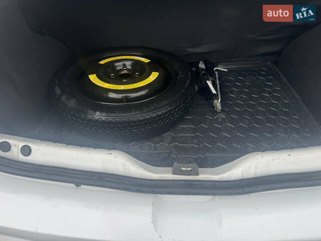 Белый Дачия Сандеро, объемом двигателя 1.2 л и пробегом 216 тыс. км за 3700 $, фото 17 на Automoto.ua