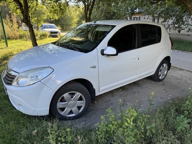 Дачия Сандеро 2012 в Кролевце на Automoto.ua Белый Дачия Сандеро, объемом двигателя 1.6 л и пробегом 180 тыс. км за 6300 $, фото 2 на Automoto.ua