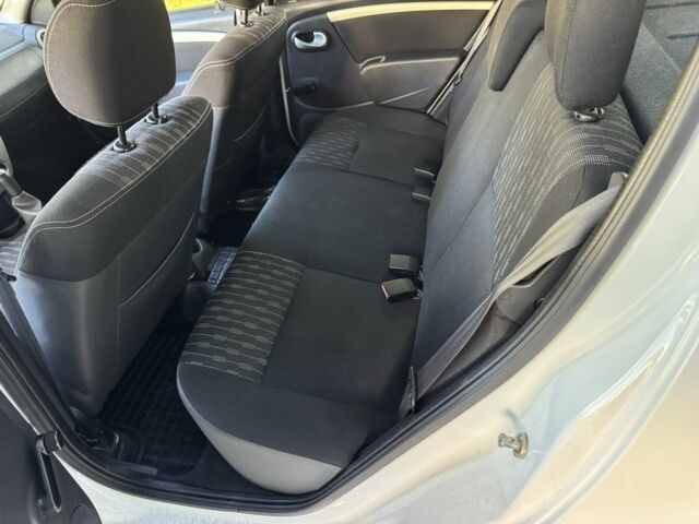 Дачия Сандеро 2012 в Кролевце на Automoto.ua Белый Дачия Сандеро, объемом двигателя 1.6 л и пробегом 180 тыс. км за 6300 $, фото 5 на Automoto.ua