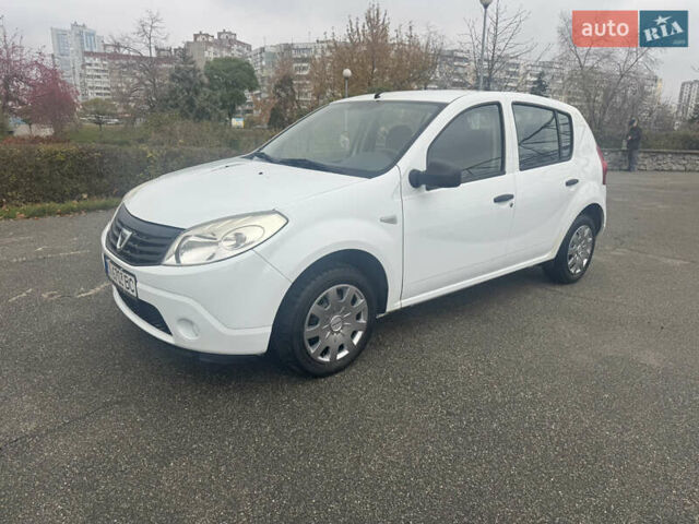 Белый Дачия Сандеро, объемом двигателя 1.15 л и пробегом 216 тыс. км за 3850 $, фото 1 на Automoto.ua