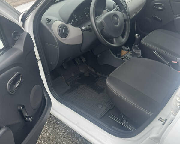 Белый Дачия Сандеро, объемом двигателя 1.2 л и пробегом 216 тыс. км за 3700 $, фото 11 на Automoto.ua