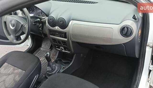 Белый Дачия Сандеро, объемом двигателя 1.1 л и пробегом 340 тыс. км за 3600 $, фото 12 на Automoto.ua