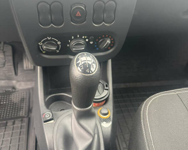 Белый Дачия Сандеро, объемом двигателя 1.2 л и пробегом 216 тыс. км за 3700 $, фото 13 на Automoto.ua