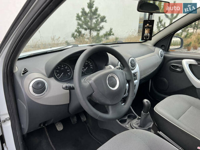 Белый Дачия Сандеро, объемом двигателя 1.2 л и пробегом 178 тыс. км за 4750 $, фото 36 на Automoto.ua