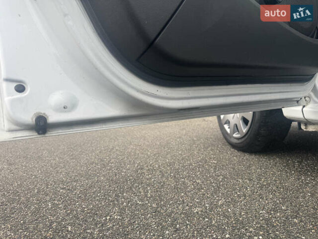 Белый Дачия Сандеро, объемом двигателя 1.2 л и пробегом 216 тыс. км за 3700 $, фото 14 на Automoto.ua