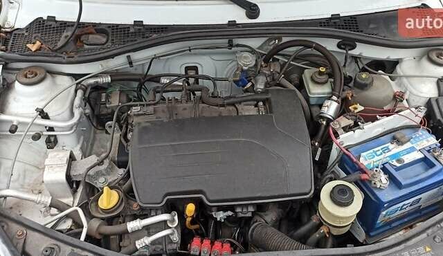 Белый Дачия Сандеро, объемом двигателя 1.1 л и пробегом 340 тыс. км за 3600 $, фото 13 на Automoto.ua