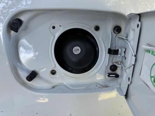 Дачия Сандеро 2012 в Кролевце на Automoto.ua Белый Дачия Сандеро, объемом двигателя 1.6 л и пробегом 180 тыс. км за 6300 $, фото 9 на Automoto.ua