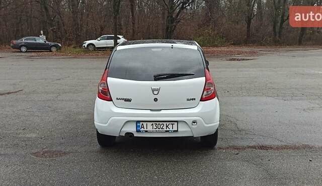 Белый Дачия Сандеро, объемом двигателя 1.1 л и пробегом 340 тыс. км за 3600 $, фото 2 на Automoto.ua