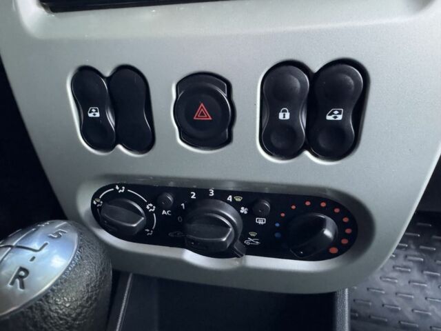 Дачия Сандеро 2012 в Кролевце на Automoto.ua Белый Дачия Сандеро, объемом двигателя 1.6 л и пробегом 180 тыс. км за 6300 $, фото 6 на Automoto.ua