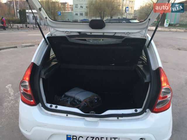 Белый Дачия Сандеро, объемом двигателя 1.1 л и пробегом 185 тыс. км за 4200 $, фото 12 на Automoto.ua