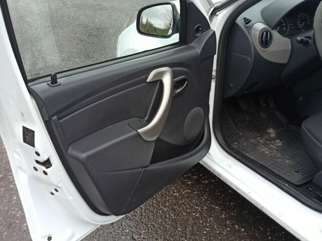 Белый Дачия Сандеро, объемом двигателя 1.1 л и пробегом 340 тыс. км за 3600 $, фото 8 на Automoto.ua