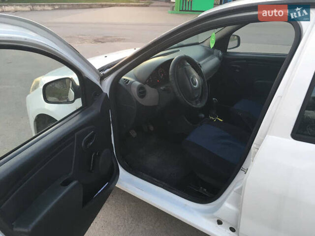 Белый Дачия Сандеро, объемом двигателя 1.1 л и пробегом 185 тыс. км за 4200 $, фото 8 на Automoto.ua