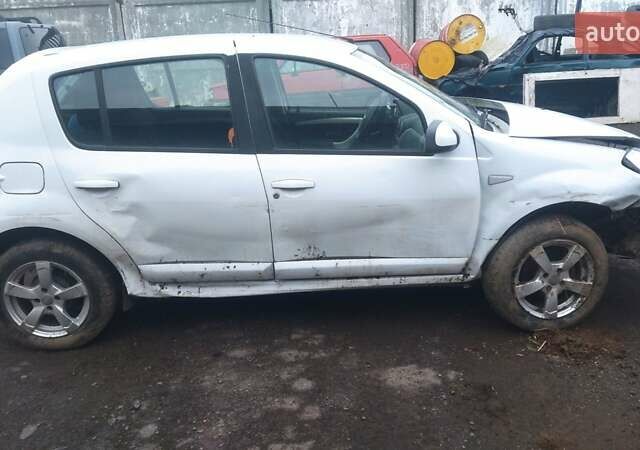 Белый Дачия Сандеро, объемом двигателя 1.2 л и пробегом 155 тыс. км за 1777 $, фото 4 на Automoto.ua