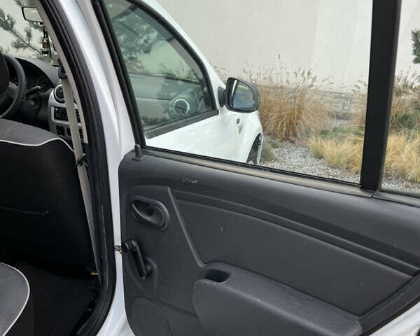 Белый Дачия Сандеро, объемом двигателя 1.2 л и пробегом 178 тыс. км за 4750 $, фото 60 на Automoto.ua