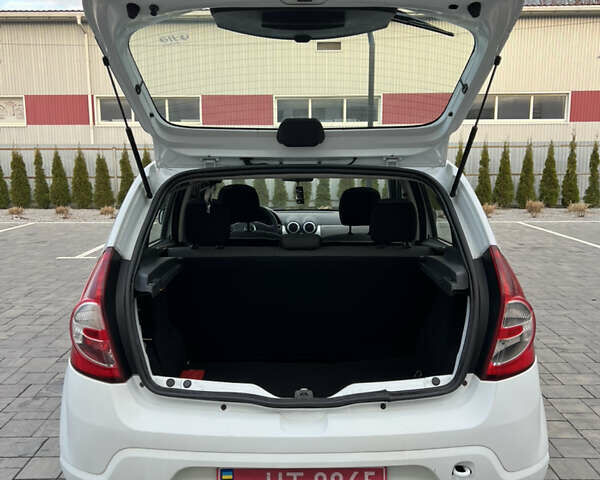 Белый Дачия Сандеро, объемом двигателя 1.2 л и пробегом 178 тыс. км за 4750 $, фото 32 на Automoto.ua