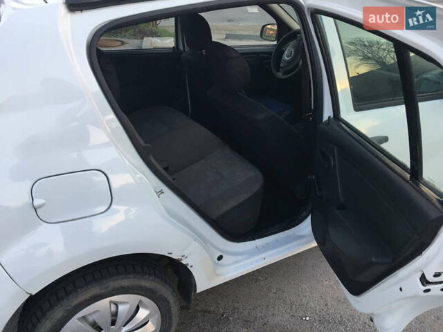 Белый Дачия Сандеро, объемом двигателя 1.1 л и пробегом 185 тыс. км за 4200 $, фото 10 на Automoto.ua