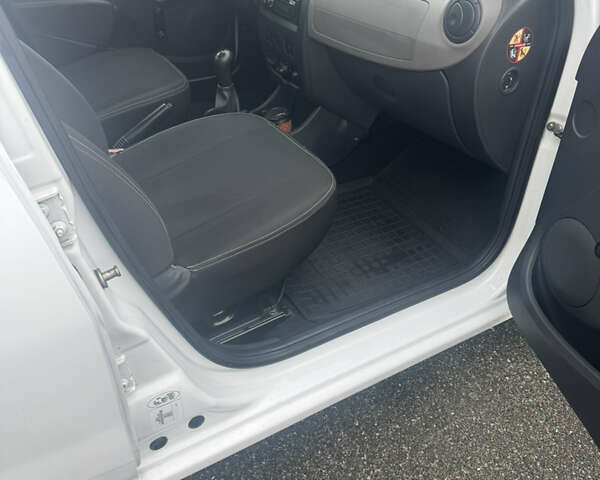 Белый Дачия Сандеро, объемом двигателя 1.2 л и пробегом 216 тыс. км за 3700 $, фото 20 на Automoto.ua