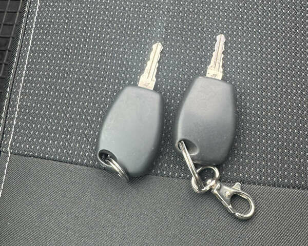 Белый Дачия Сандеро, объемом двигателя 1.2 л и пробегом 216 тыс. км за 3700 $, фото 25 на Automoto.ua