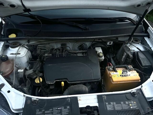 Белый Дачия Сандеро, объемом двигателя 1.1 л и пробегом 180 тыс. км за 5350 $, фото 3 на Automoto.ua