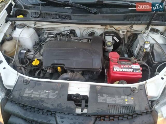 Белый Дачия Сандеро, объемом двигателя 1.15 л и пробегом 213 тыс. км за 4600 $, фото 5 на Automoto.ua