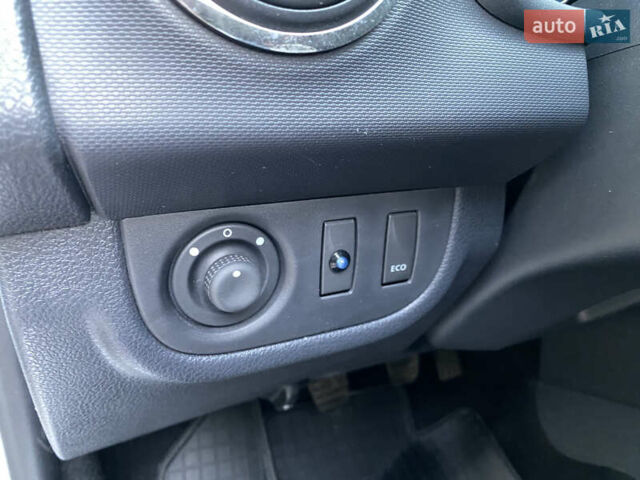 Білий Дачія Sandero, об'ємом двигуна 1.2 л та пробігом 122 тис. км за 4990 $, фото 9 на Automoto.ua
