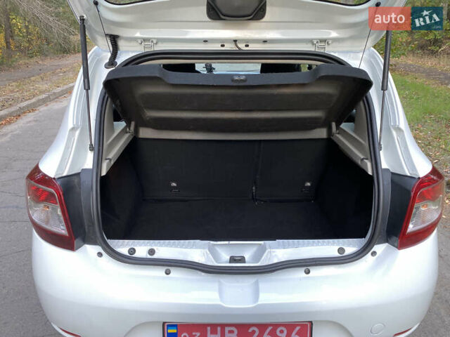 Білий Дачія Sandero, об'ємом двигуна 1.2 л та пробігом 122 тис. км за 4990 $, фото 15 на Automoto.ua