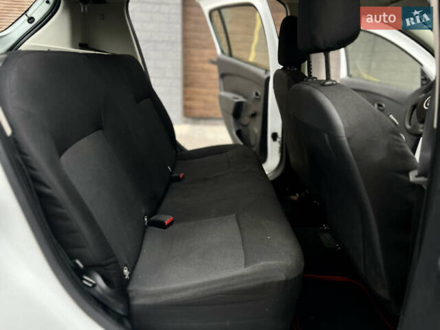 Белый Дачия Сандеро, объемом двигателя 1.2 л и пробегом 192 тыс. км за 3950 $, фото 11 на Automoto.ua