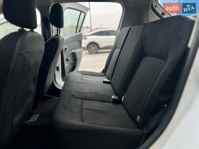 Белый Дачия Сандеро, объемом двигателя 1.2 л и пробегом 192 тыс. км за 3950 $, фото 9 на Automoto.ua