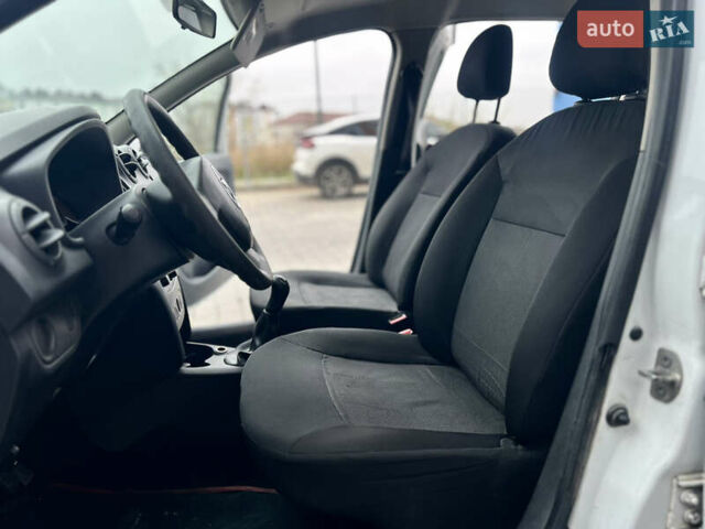 Белый Дачия Сандеро, объемом двигателя 1.2 л и пробегом 192 тыс. км за 3950 $, фото 8 на Automoto.ua