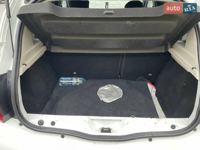 Белый Дачия Сандеро, объемом двигателя 0.9 л и пробегом 127 тыс. км за 4900 $, фото 24 на Automoto.ua