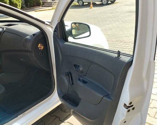 Белый Дачия Сандеро, объемом двигателя 1.1 л и пробегом 247 тыс. км за 3700 $, фото 1 на Automoto.ua