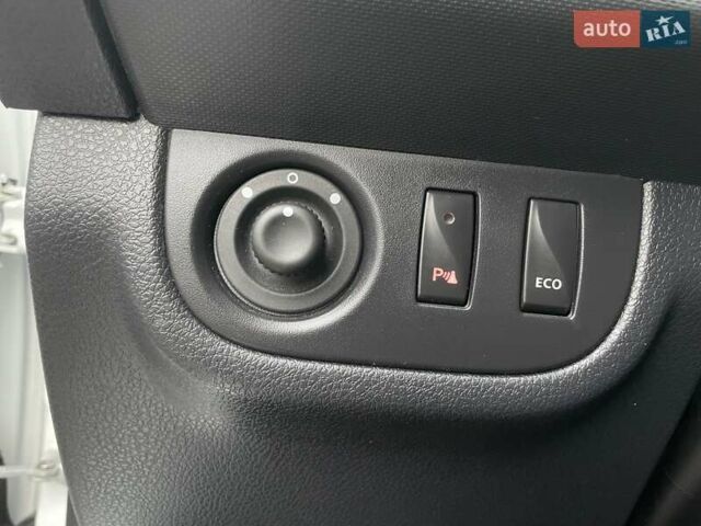 Белый Дачия Сандеро, объемом двигателя 1 л и пробегом 60 тыс. км за 8500 $, фото 17 на Automoto.ua