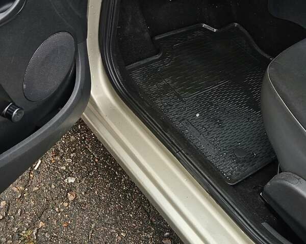 Бежевый Дачия Сандеро, объемом двигателя 1.4 л и пробегом 140 тыс. км за 4900 $, фото 23 на Automoto.ua