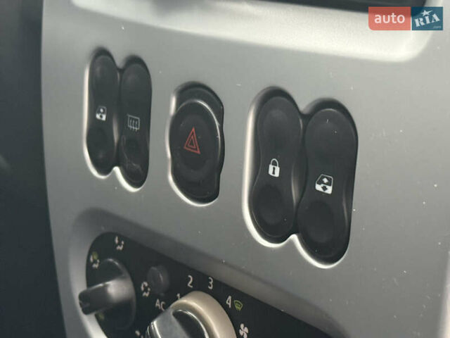 Черный Дачия Сандеро, объемом двигателя 1.6 л и пробегом 131 тыс. км за 5750 $, фото 31 на Automoto.ua