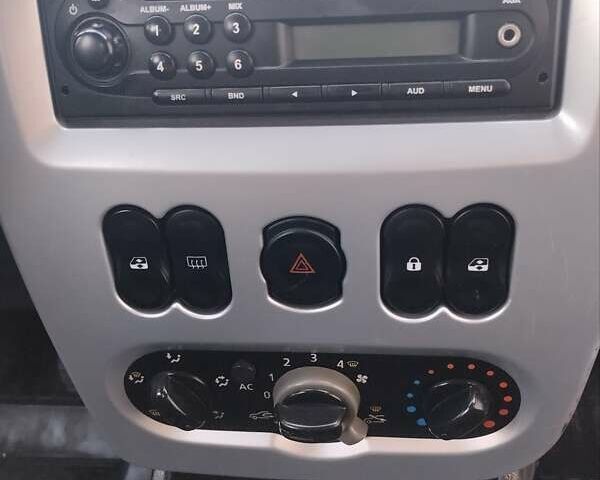 Черный Дачия Сандеро, объемом двигателя 1.2 л и пробегом 300 тыс. км за 4000 $, фото 7 на Automoto.ua