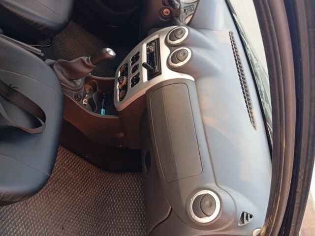 Черный Дачия Сандеро, объемом двигателя 1.2 л и пробегом 146 тыс. км за 5350 $, фото 6 на Automoto.ua