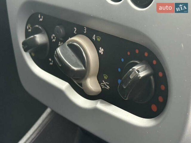 Черный Дачия Сандеро, объемом двигателя 1.6 л и пробегом 131 тыс. км за 5750 $, фото 32 на Automoto.ua