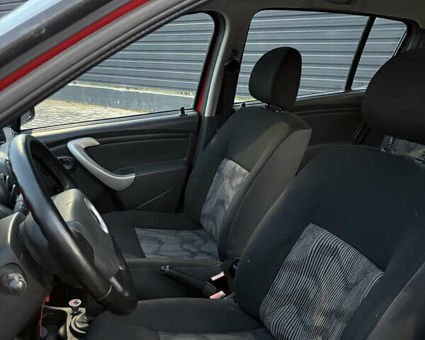 Дачія Sandero 2008 у Каменце-Подольском на Automoto.ua Червоний Дачія Sandero, об'ємом двигуна 1.39 л та пробігом 175 тис. км за 3850 $, фото 8 на Automoto.ua