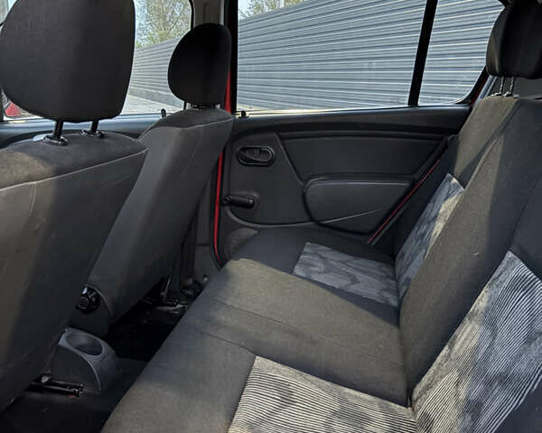 Дачія Sandero 2008 у Каменце-Подольском на Automoto.ua Червоний Дачія Sandero, об'ємом двигуна 1.39 л та пробігом 175 тис. км за 3850 $, фото 9 на Automoto.ua