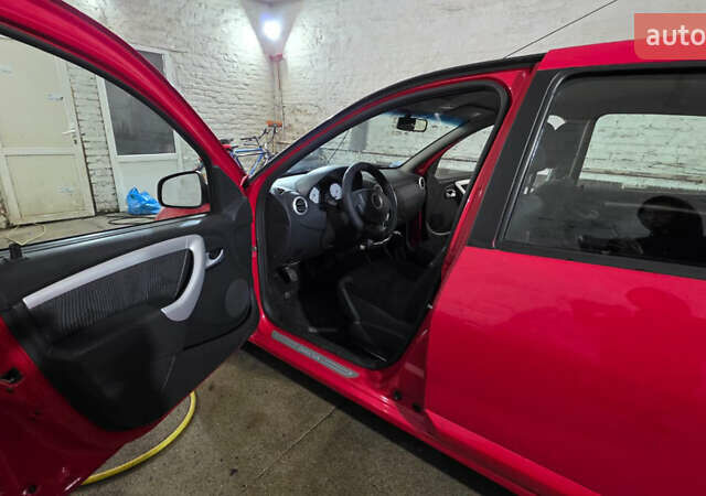 Красный Дачия Сандеро, объемом двигателя 1.39 л и пробегом 176 тыс. км за 5500 $, фото 2 на Automoto.ua